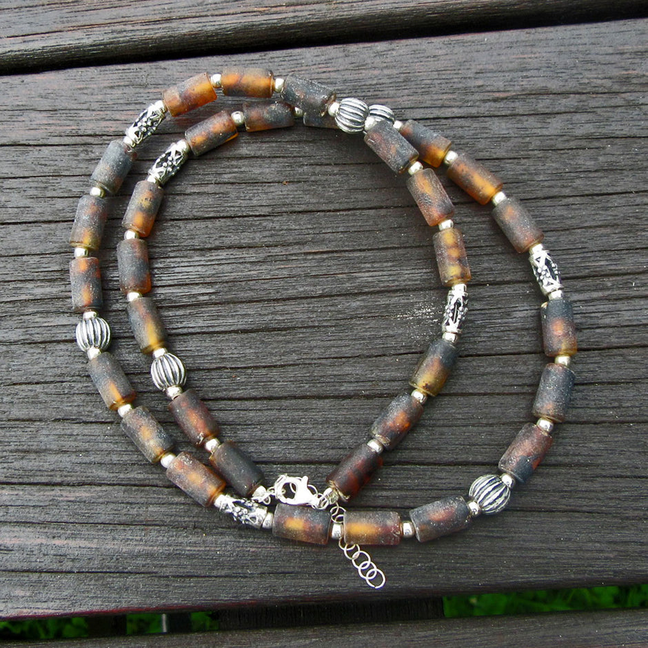 Wunderschönes Collier mit unpolierten Bernsteinzylindern und Perlen aus Silber