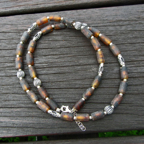 Wunderschönes Collier mit unpolierten Bernsteinzylindern und Perlen aus Silber