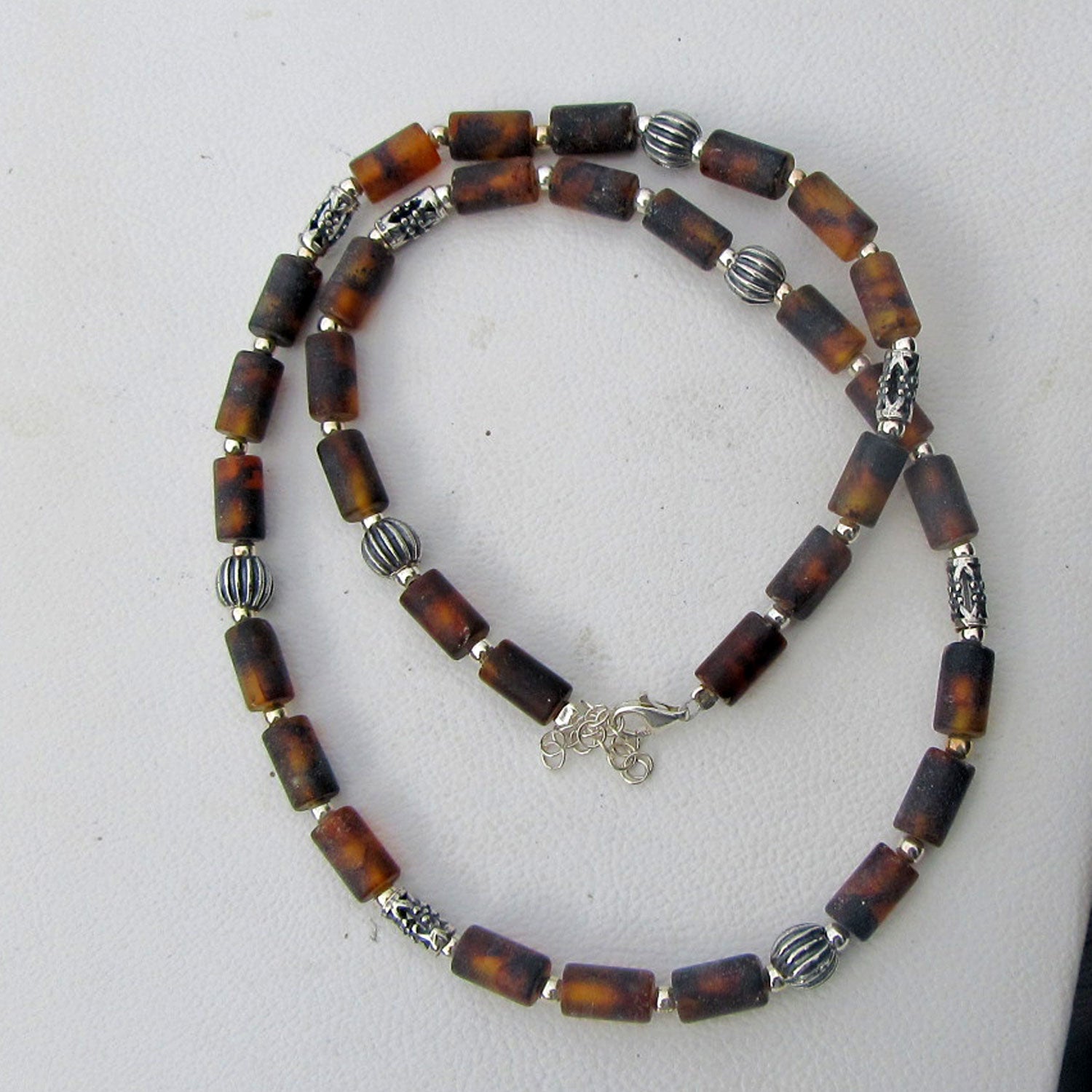 Wunderschönes Collier mit unpolierten Bernsteinzylindern und Perlen aus Silber