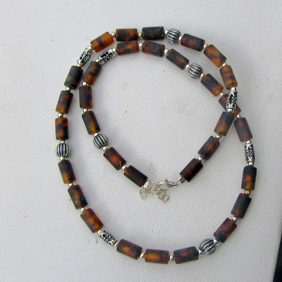 Wunderschönes Collier mit unpolierten Bernsteinzylindern und Perlen aus Silber