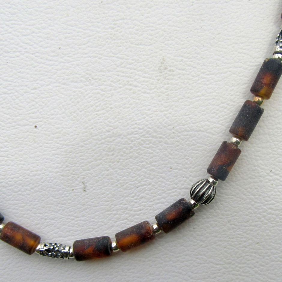 Wunderschönes Collier mit unpolierten Bernsteinzylindern und Perlen aus Silber