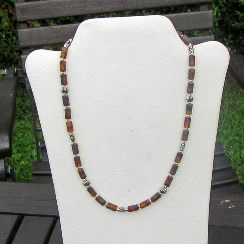 Wunderschönes Collier mit unpolierten Bernsteinzylindern und Perlen aus Silber