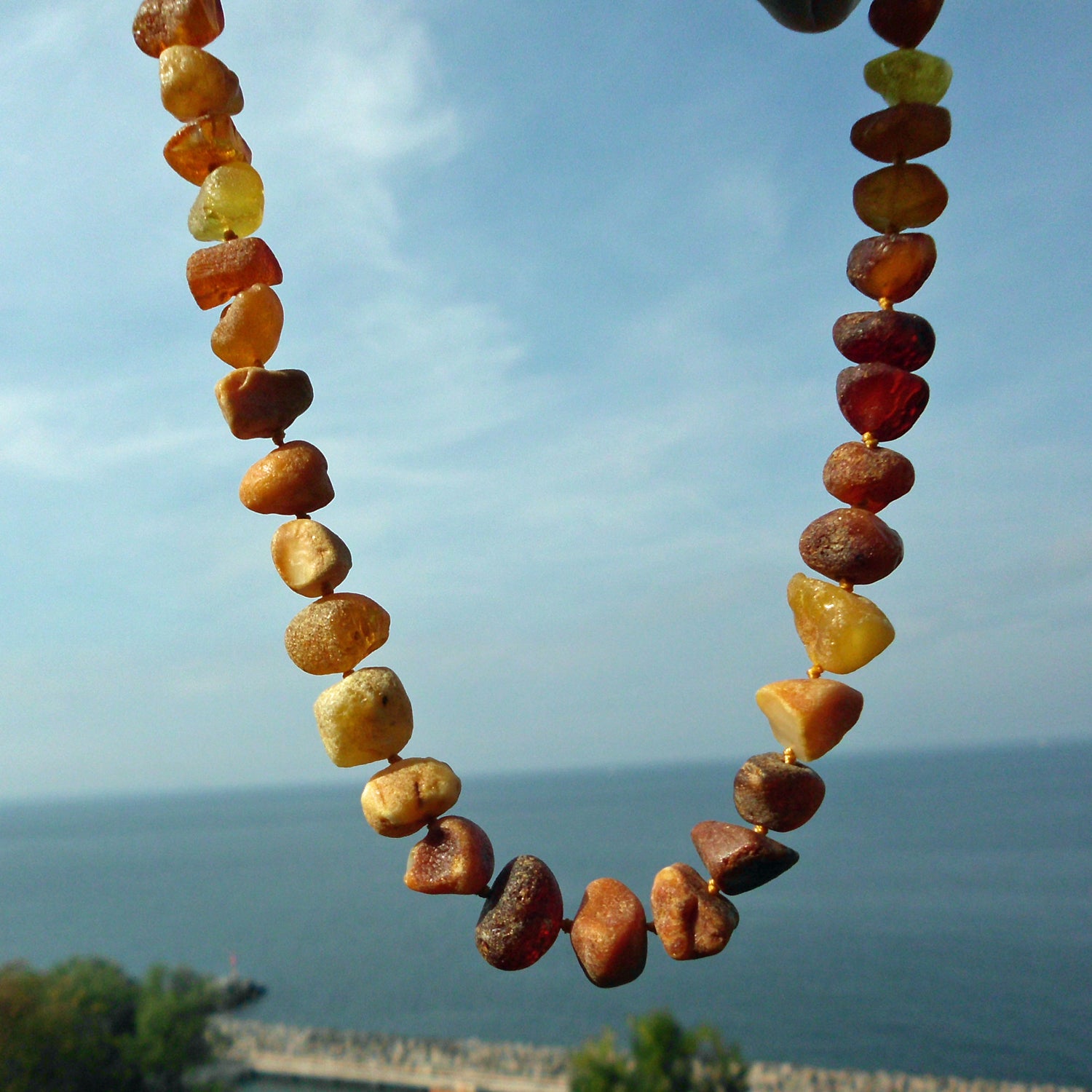 Kette aus unpolierten Bernsteinstückchen, 50 cm