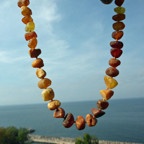Kette aus unpolierten Bernsteinstückchen, 50 cm