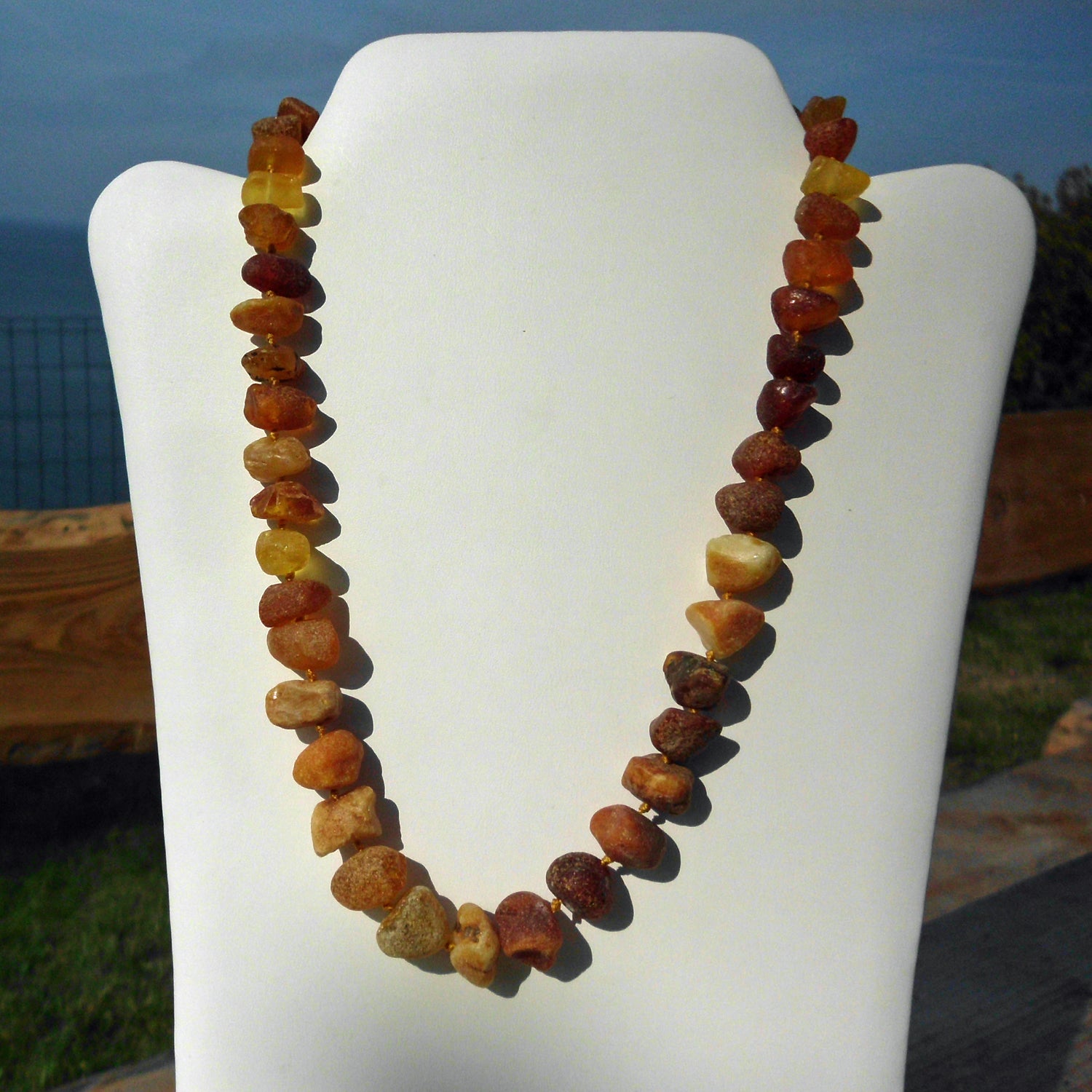 Kette aus unpolierten Bernsteinstückchen, 50 cm