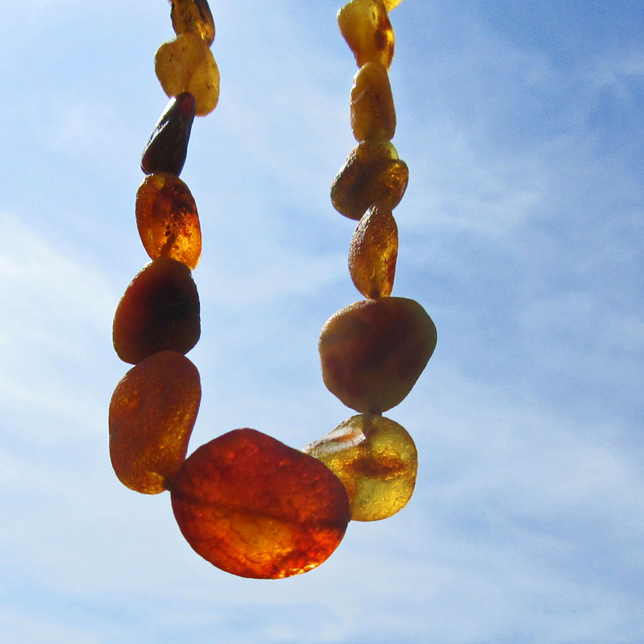 Kette aus unpolierten flachen Bernsteinen von Rügen