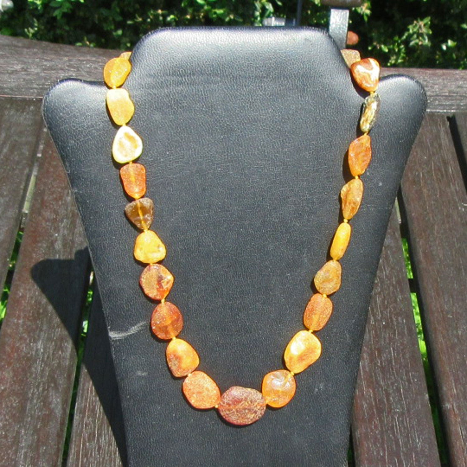 Kette aus unpolierten flachen Bernsteinen von Rügen