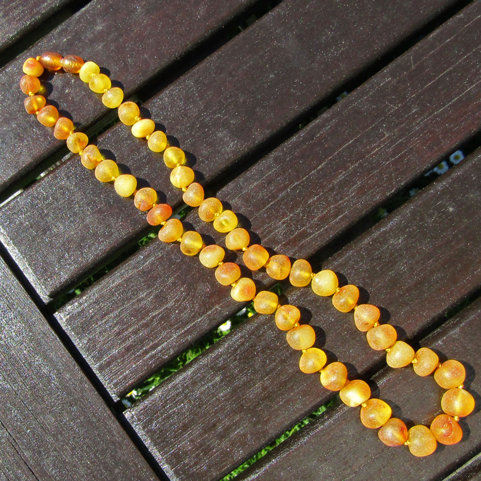 Einzelstück: Kette aus unpoliertem butterscotch Bernstein