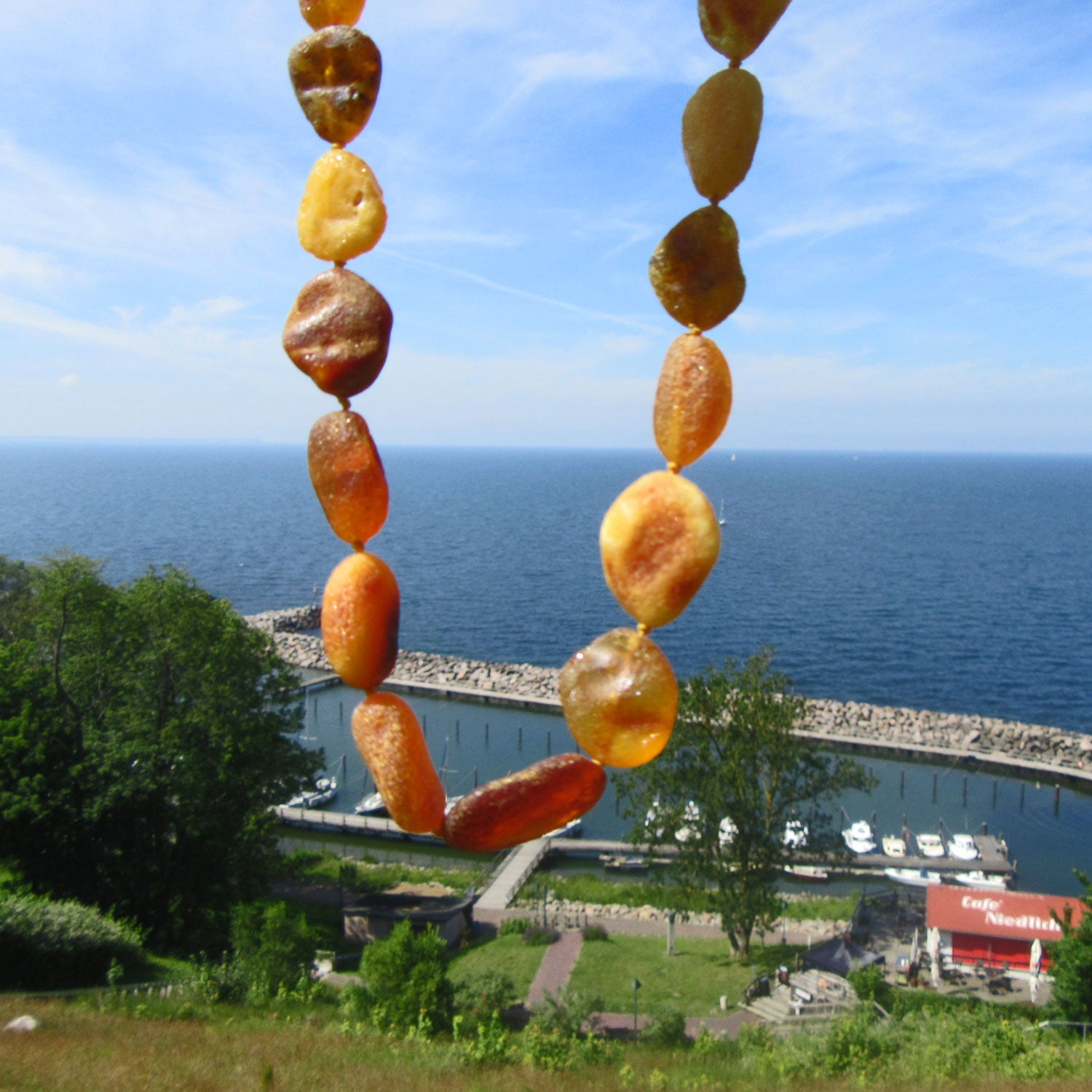 Kette aus unpolierten flachen Bernsteinen von Rügen