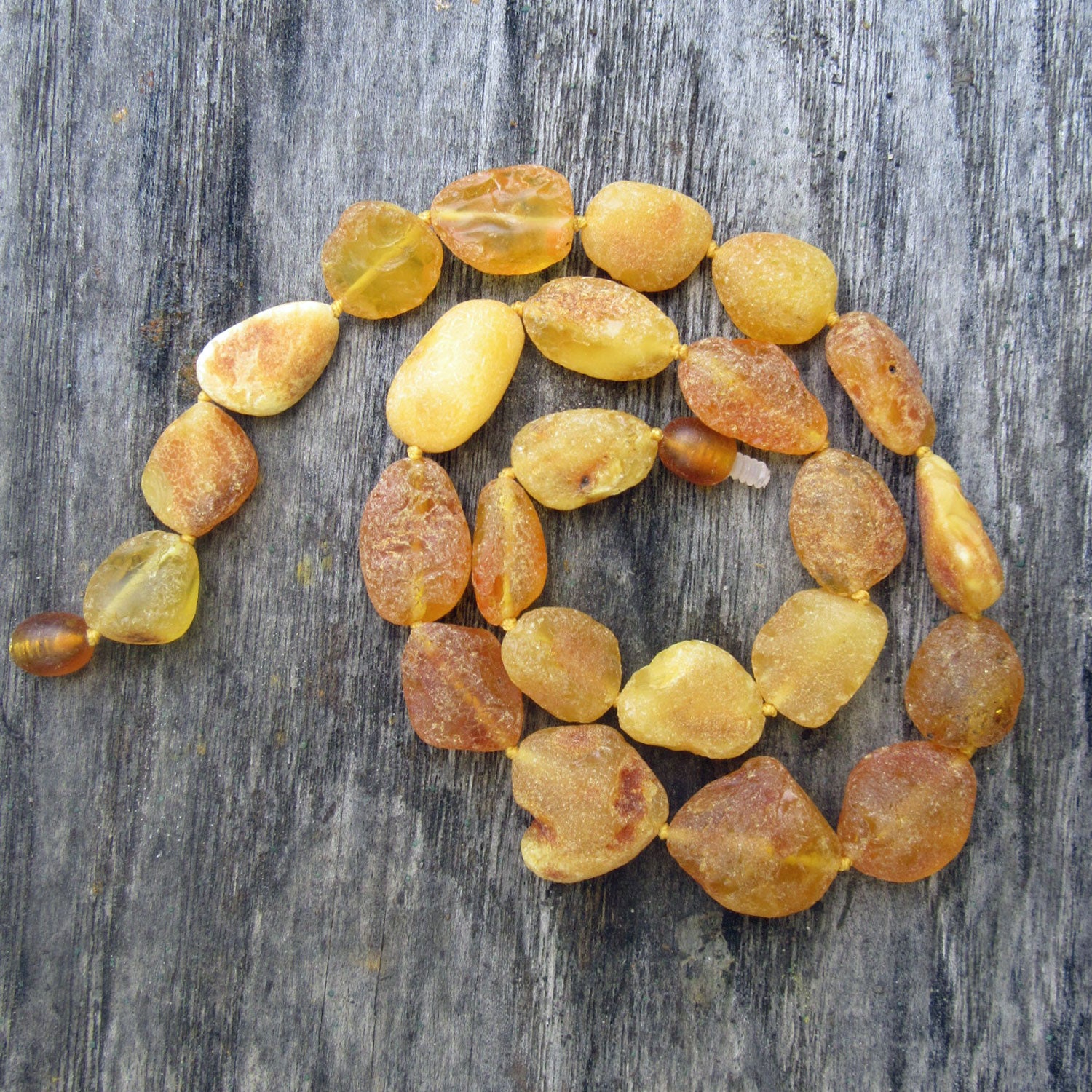 Einzelstück: Vielfarbige Bernsteinkette, unpoliert, 44 cm