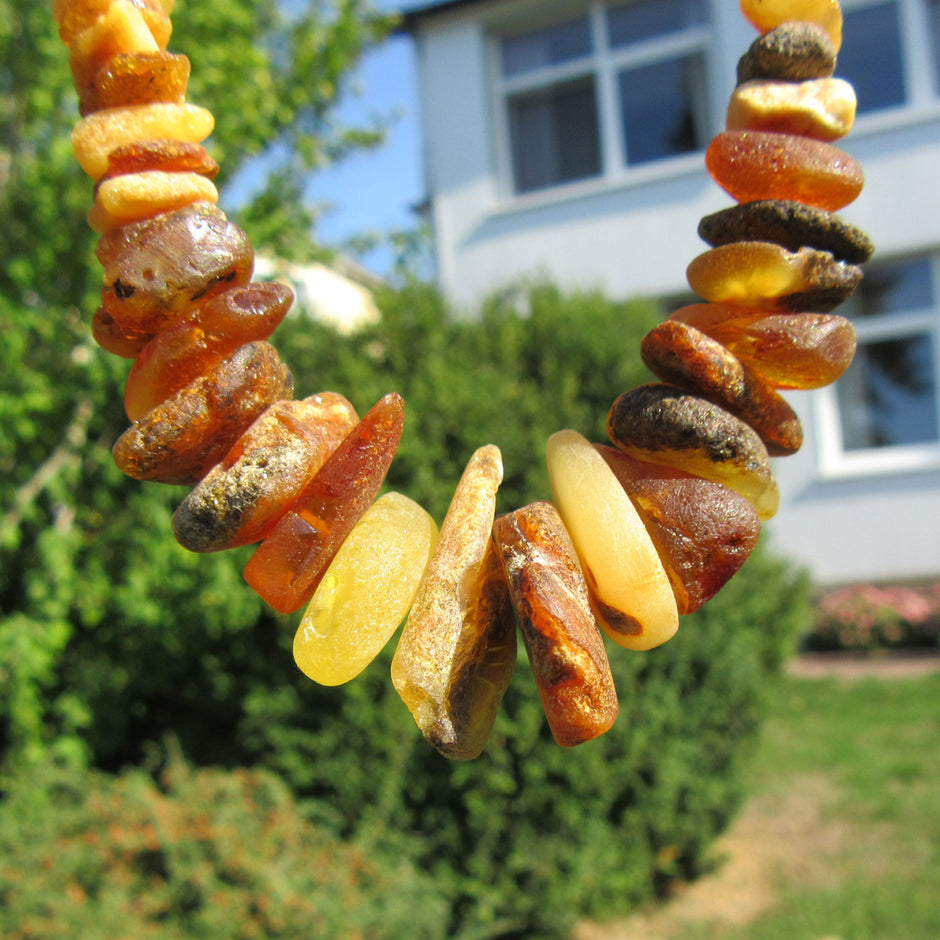 Einzigartige Kette aus unpolierten, bunten Bernsteinen