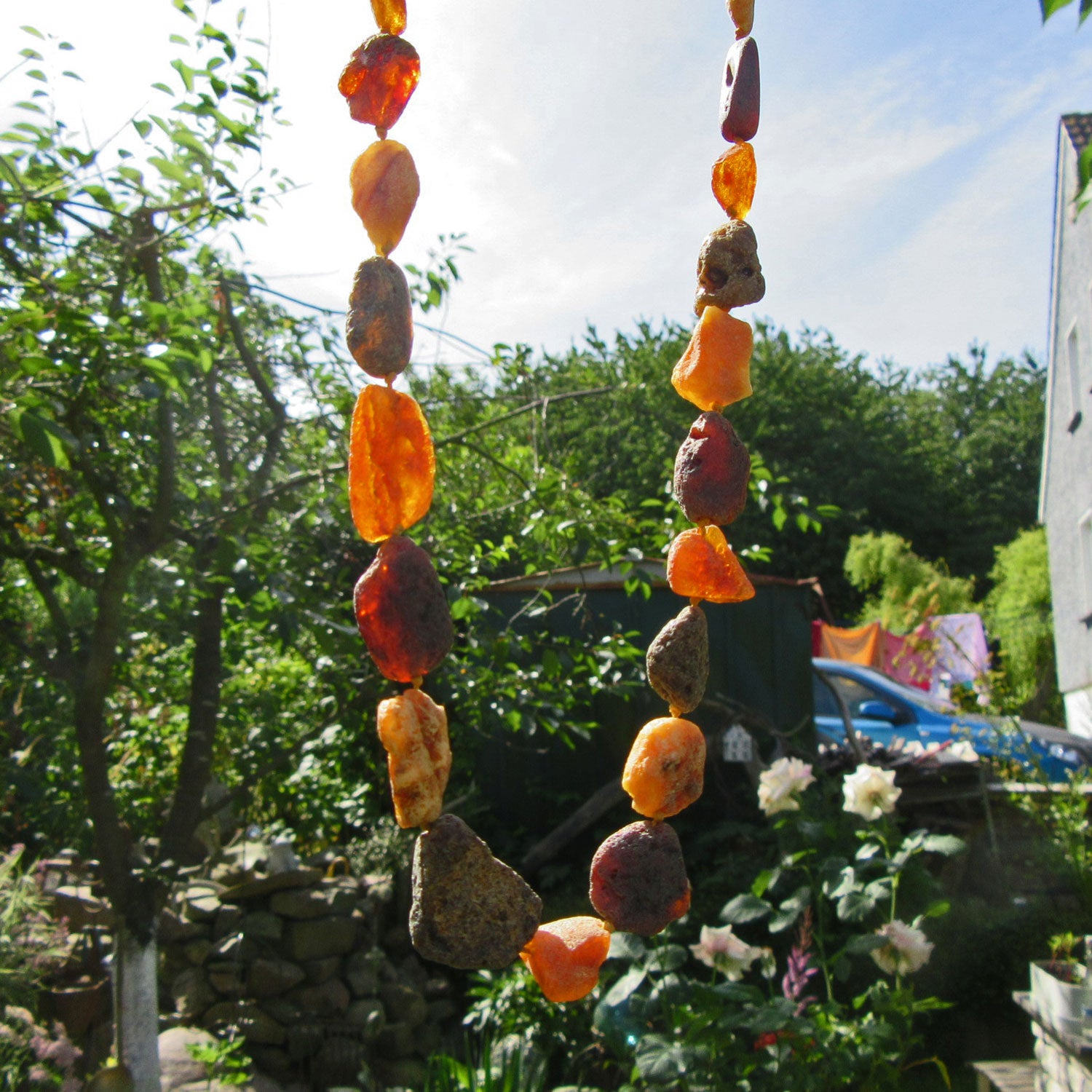 Einzigartige Kette aus unpolierten, bunten Strandbernsteinen