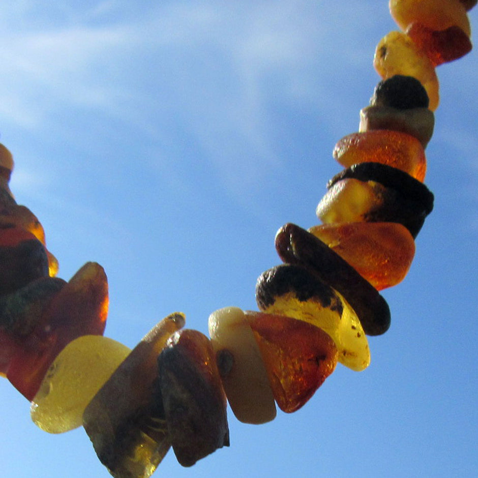 Einzigartige Kette aus unpolierten, bunten Bernsteinen