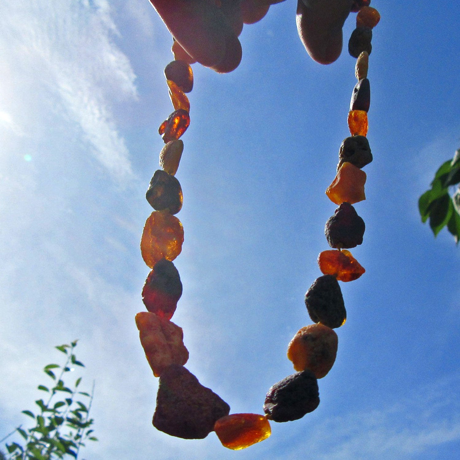 Einzigartige Kette aus unpolierten, bunten Strandbernsteinen