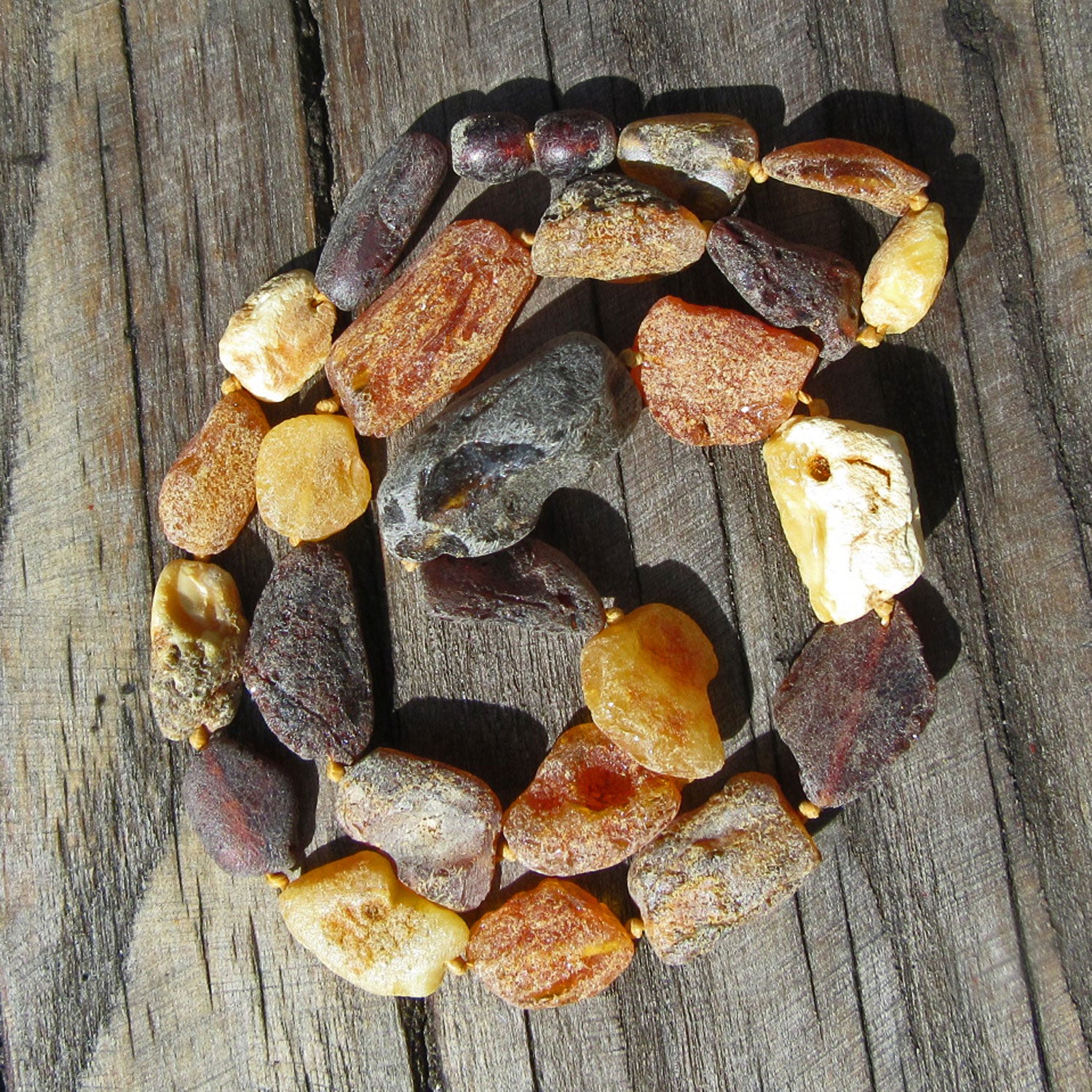 Einzigartige Kette aus unpolierten, bunten Strandbernsteinen