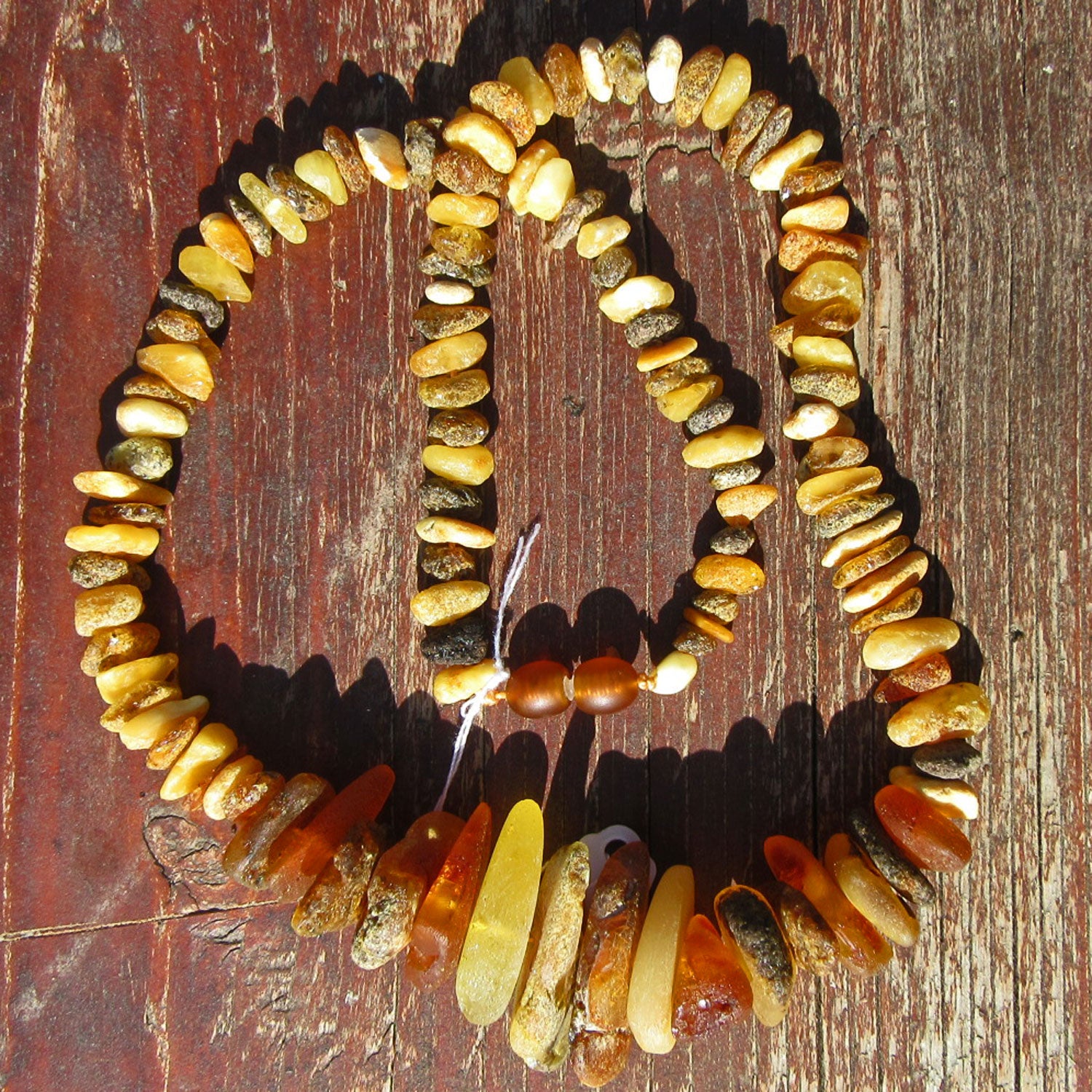 Einzigartige Kette aus unpolierten, bunten Bernsteinen