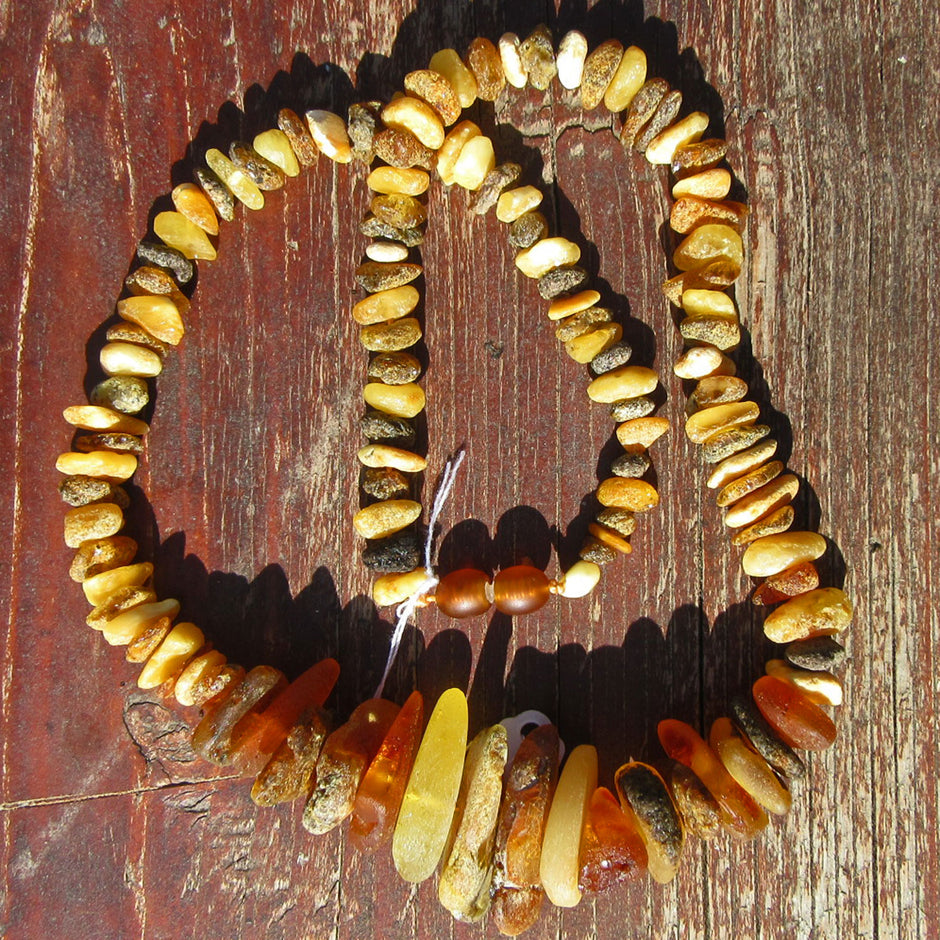 Einzigartige Kette aus unpolierten, bunten Bernsteinen