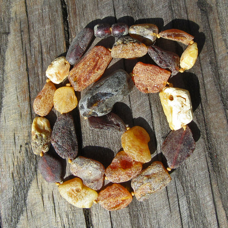 Einzigartige Kette aus unpolierten, bunten Strandbernsteinen