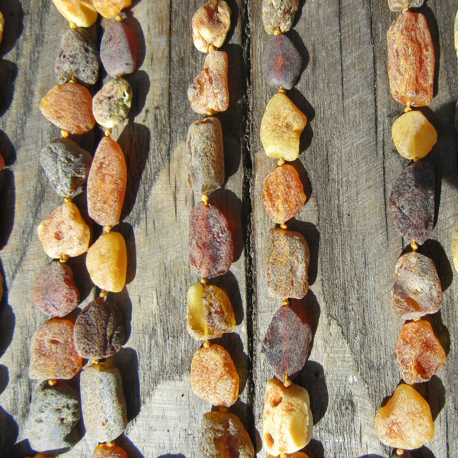 Einzigartige Kette aus unpolierten, bunten Strandbernsteinen