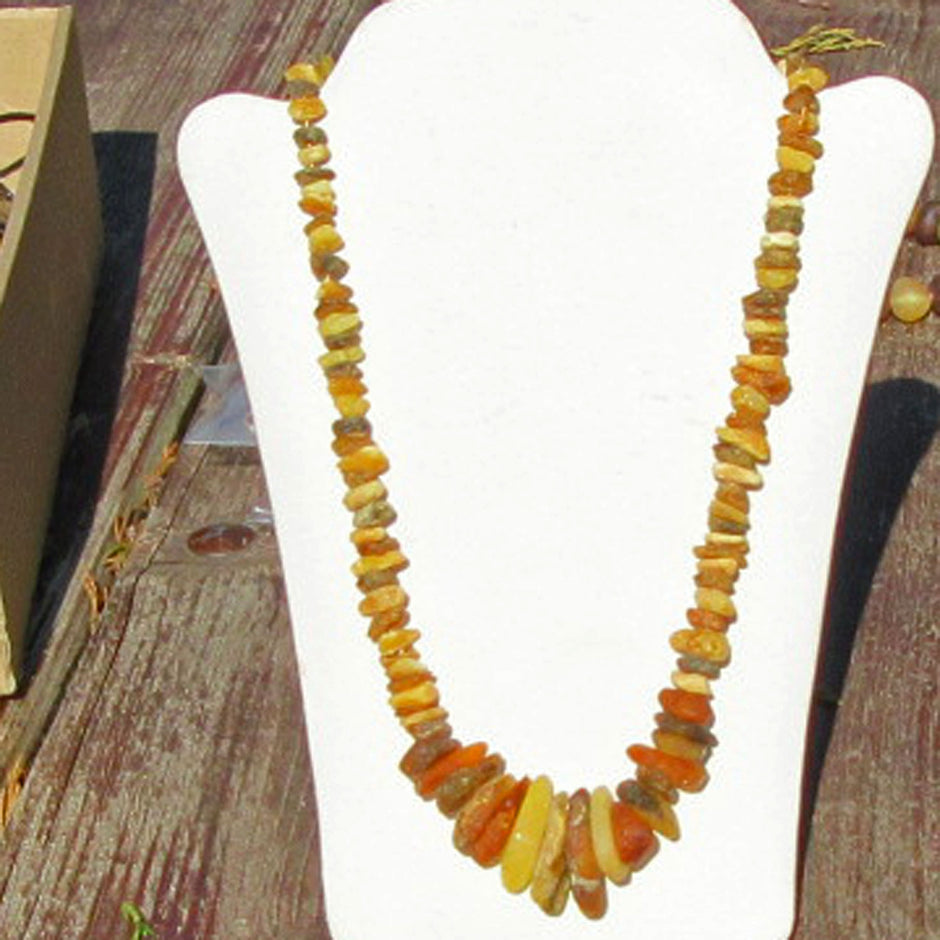 Einzigartige Kette aus unpolierten, bunten Bernsteinen