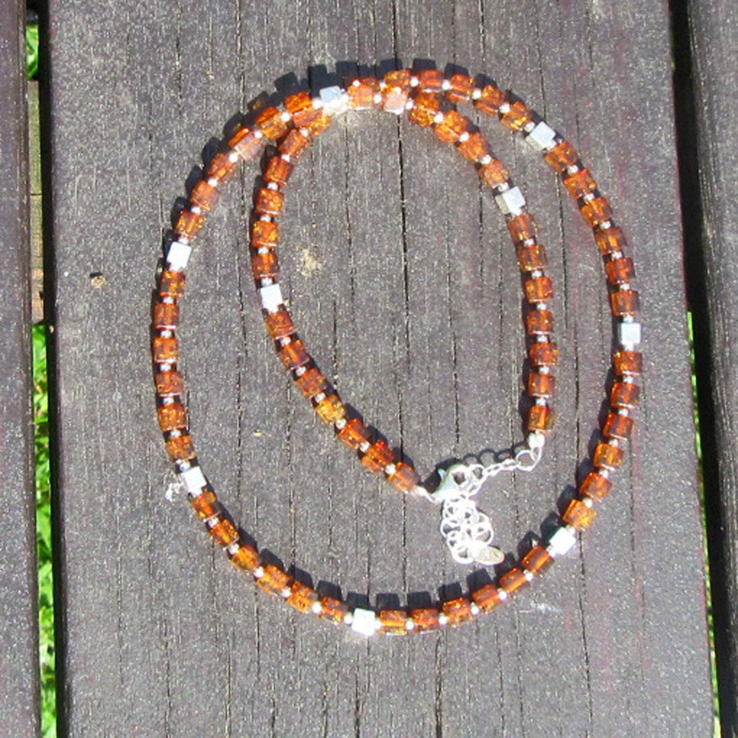 Edles Collier aus Bernstein und Silberwürfeln