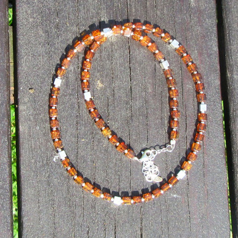 Edles Collier aus Bernstein und Silberwürfeln