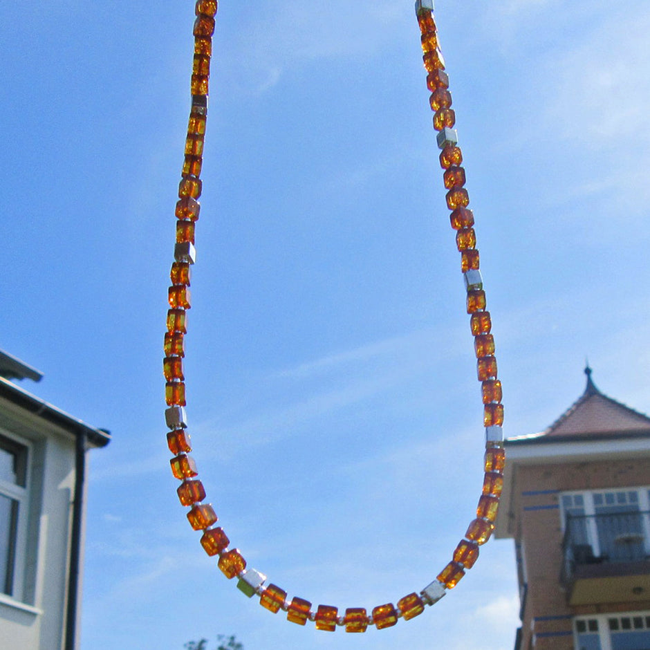 Edles Collier aus Bernstein und Silberwürfeln