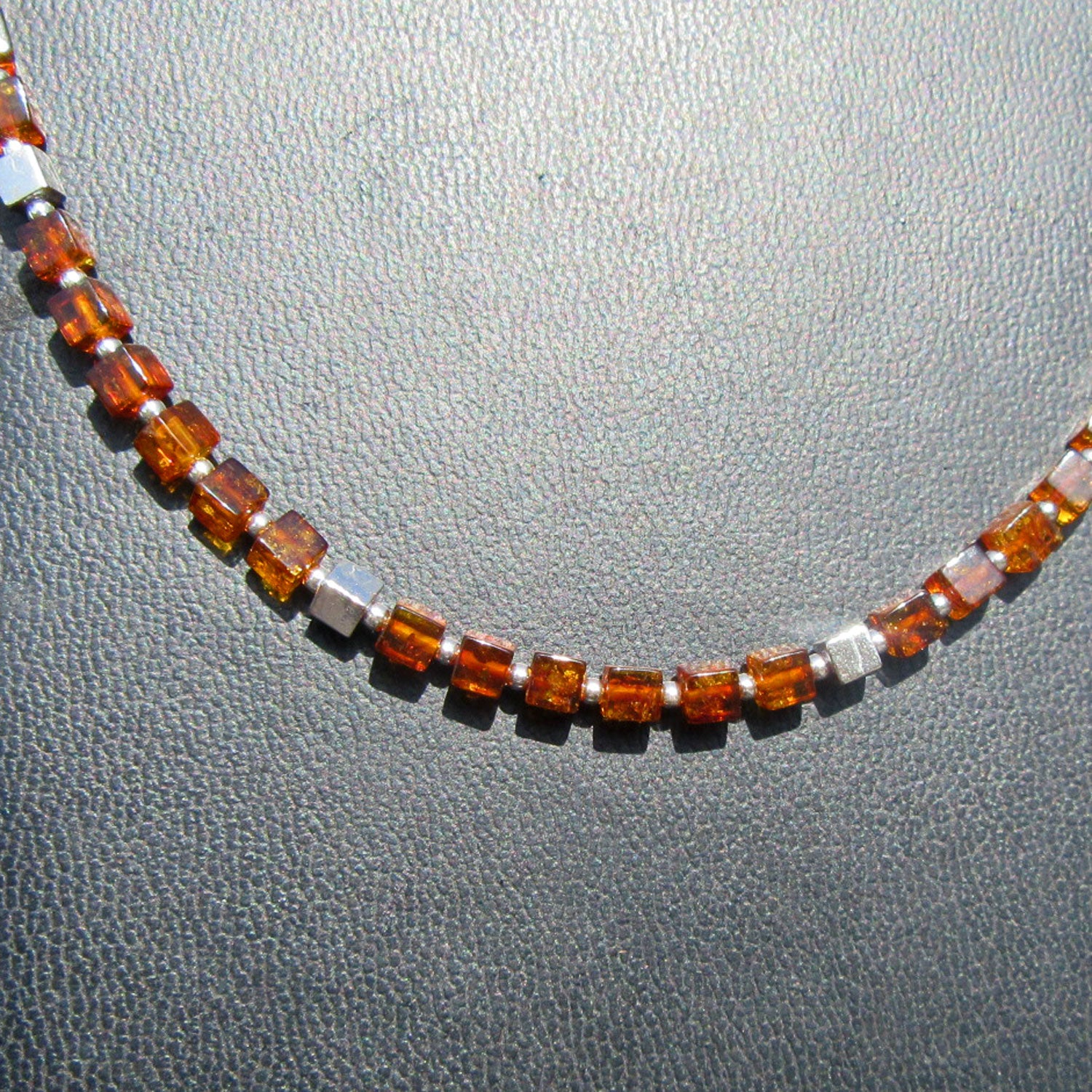 Edles Collier aus Bernstein und Silberwürfeln