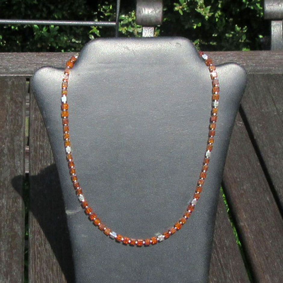 Edles Collier aus Bernstein und Silberwürfeln