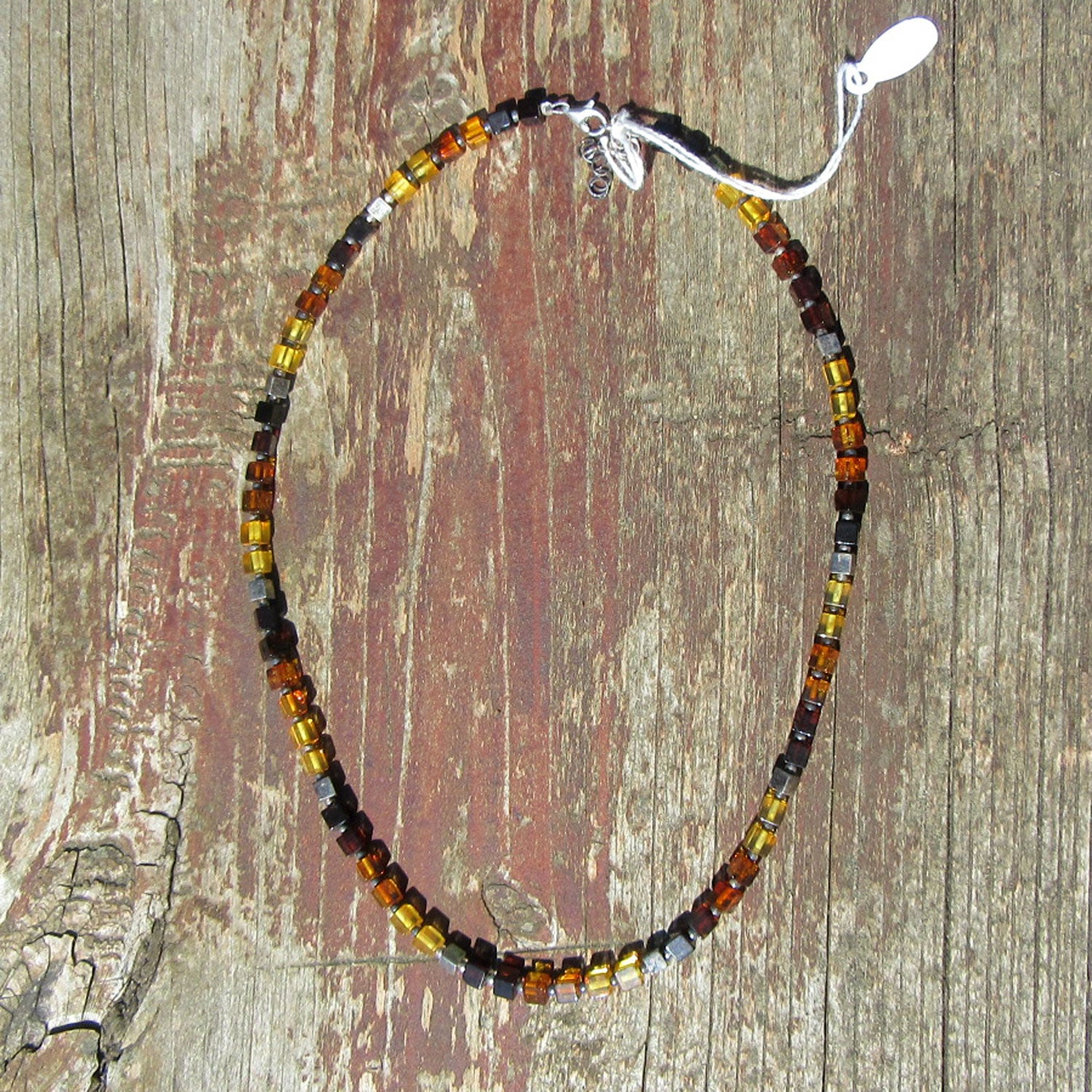 Elegantes Collier aus Bernstein und Silberwürfeln