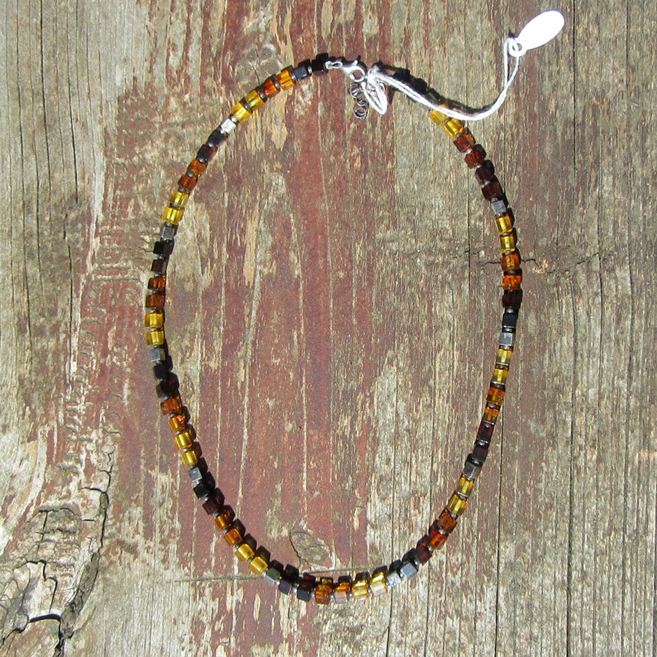 Elegantes Collier aus Bernstein und Silberwürfeln