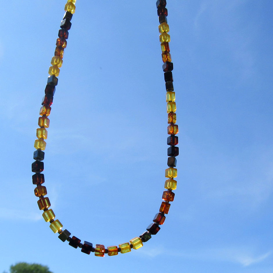 Elegantes Collier aus Bernstein und Silberwürfeln