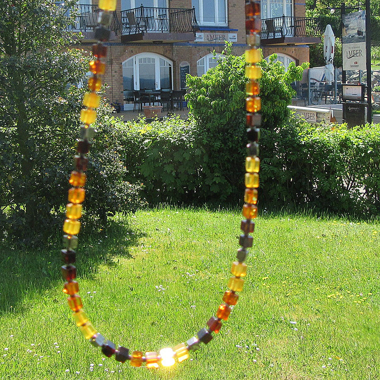 Elegantes Collier aus Bernstein und Silberwürfeln