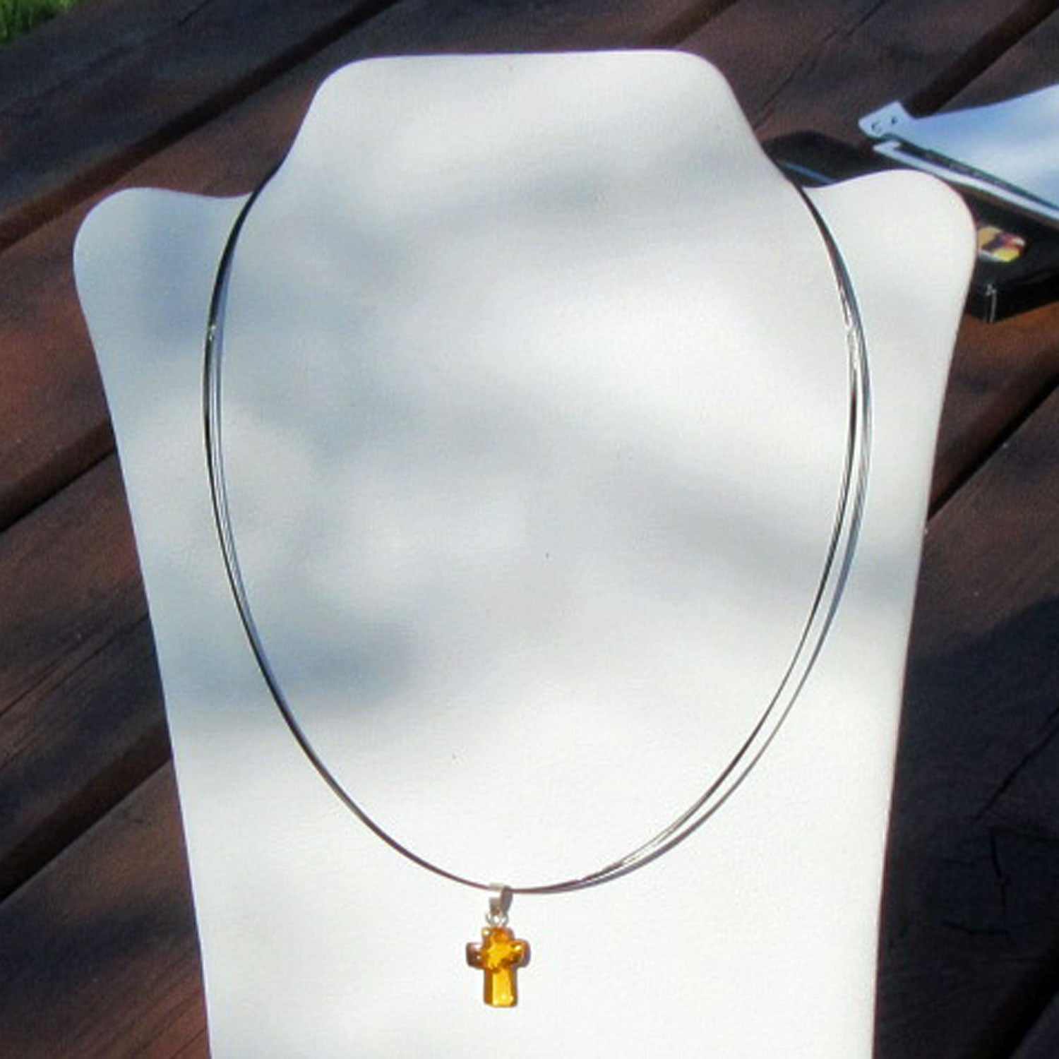 Bernstein Kreuz mit Silberöse, Einzelstück von Rügen