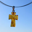 Einzigartiges Kreuz aus Bernstein mit Silberöse