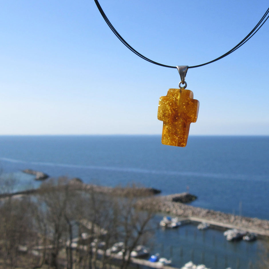 Bernstein Kreuz mit Silberöse, Einzelstück von Rügen