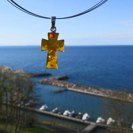 Einzigartiges Kreuz aus Bernstein mit Silberöse