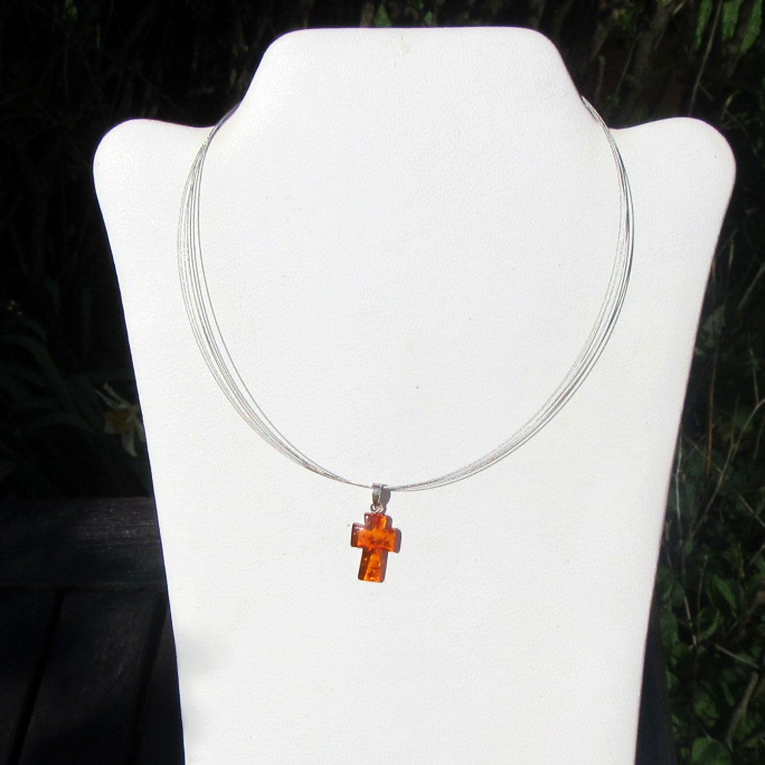 Einzigartiges Kreuz aus Bernstein mit Silberöse