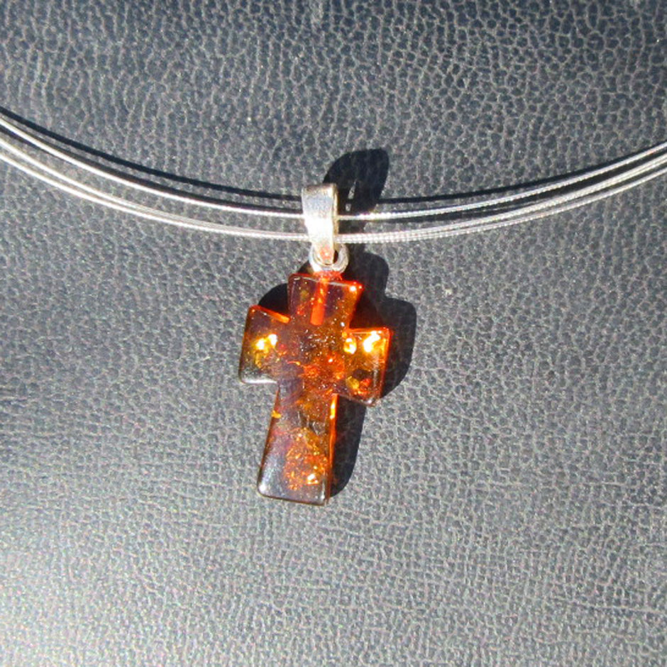 Einzigartiges Kreuz aus Bernstein mit Silberöse