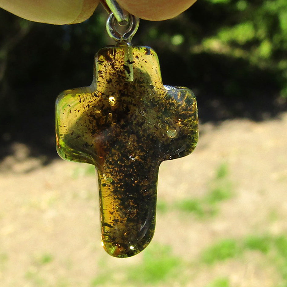 Einzigartiges Kreuz aus klarem Bernstein mit Einschlüssen