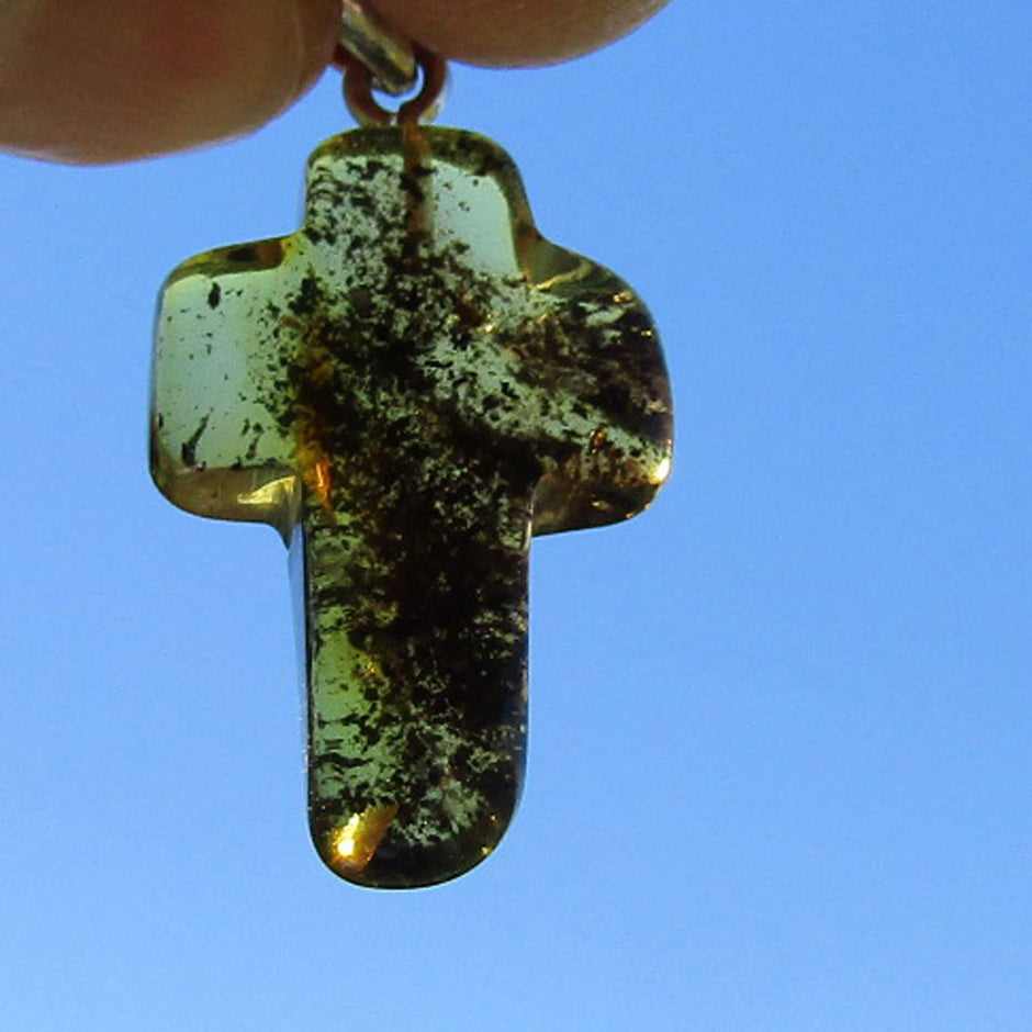 Einzigartiges Kreuz aus klarem Bernstein mit Einschlüssen