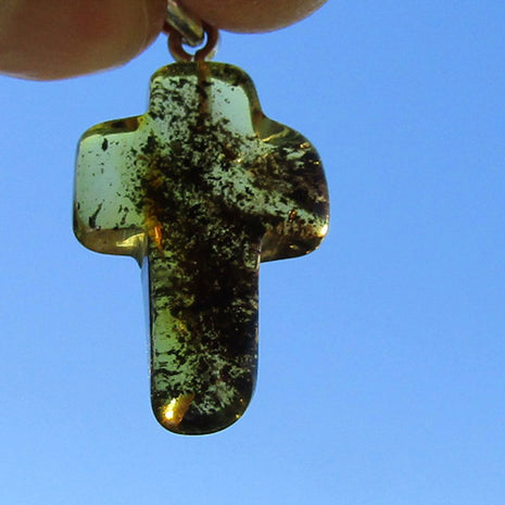 Einzigartiges Kreuz aus klarem Bernstein mit Einschlüssen