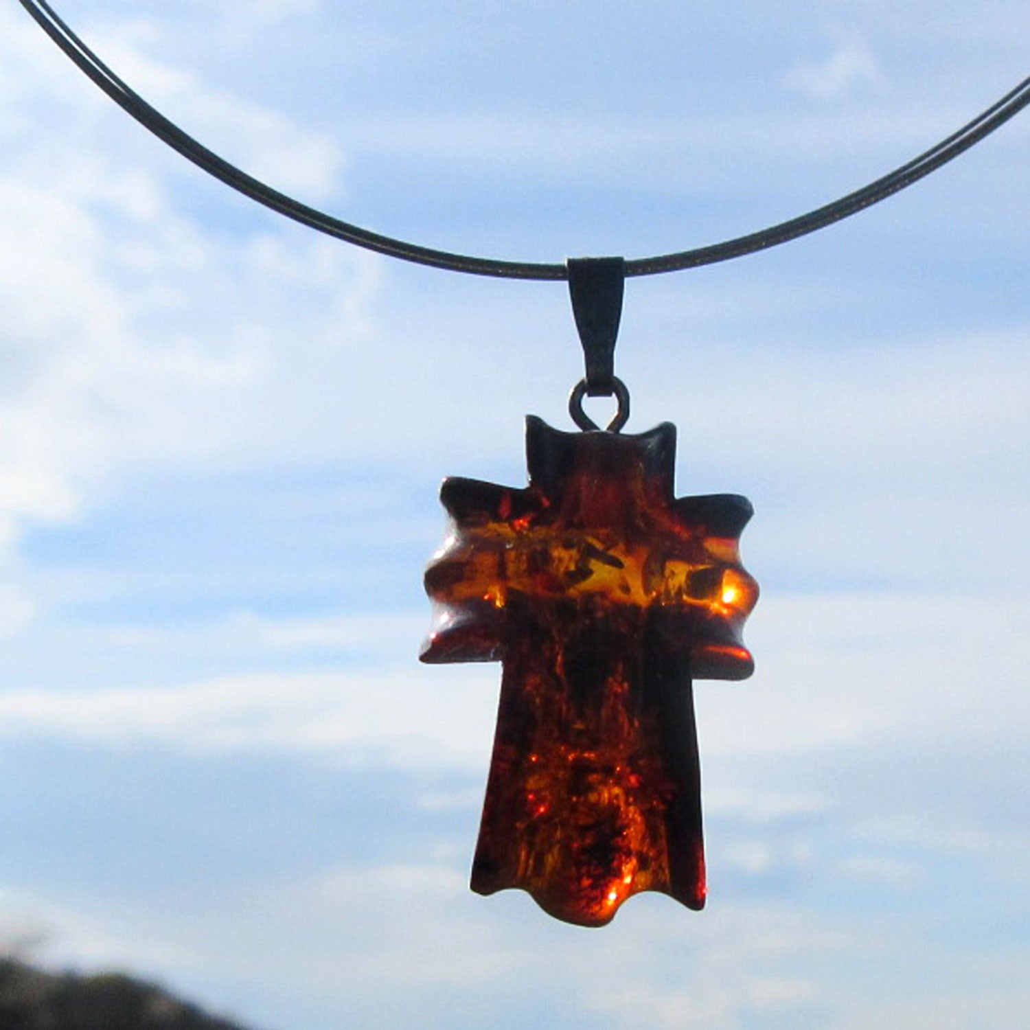 Einzigartiges Kreuz aus dunklem Bernstein mit Silberöse