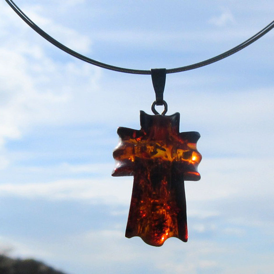 Einzigartiges Kreuz aus dunklem Bernstein mit Silberöse