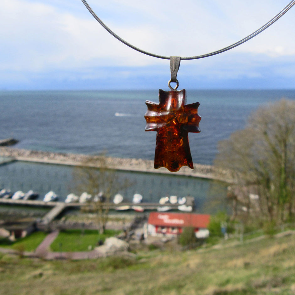 Einzigartiges Kreuz aus dunklem Bernstein mit Silberöse