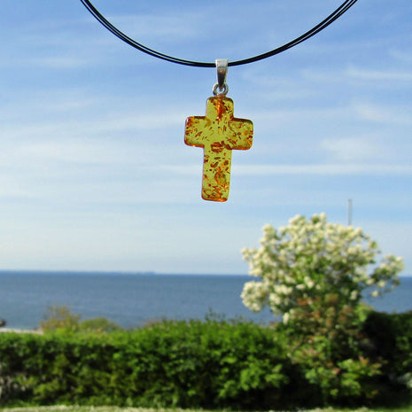 Klares Bernsteinkreuz mit Einschlüssen, Silberöse