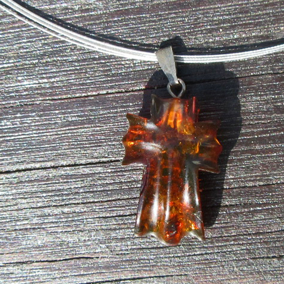 Einzigartiges Kreuz aus dunklem Bernstein mit Silberöse