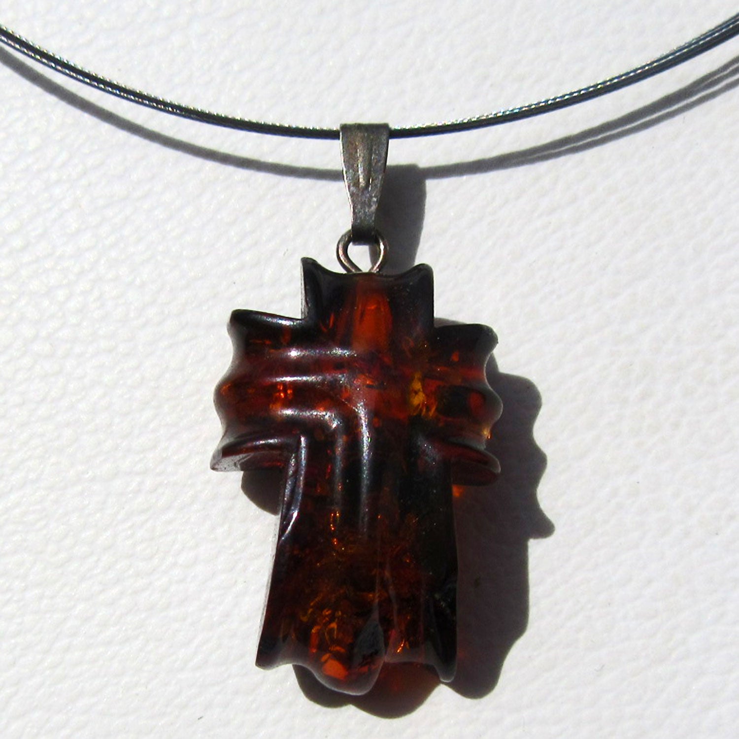 Einzigartiges Kreuz aus dunklem Bernstein mit Silberöse