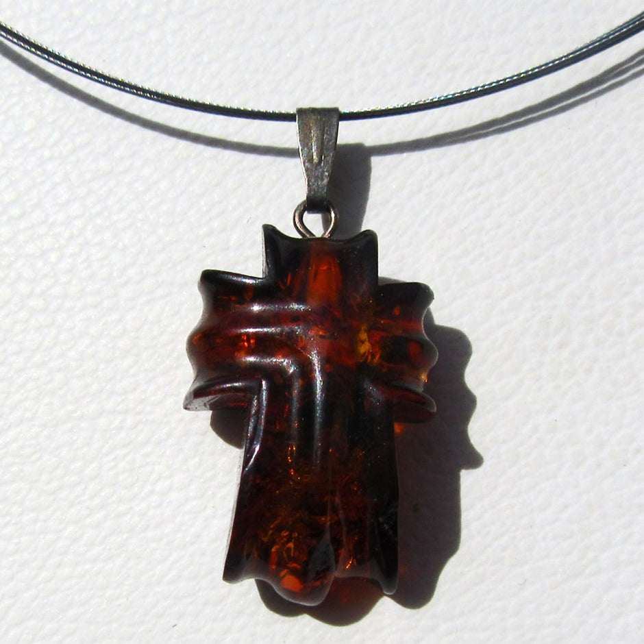 Einzigartiges Kreuz aus dunklem Bernstein mit Silberöse