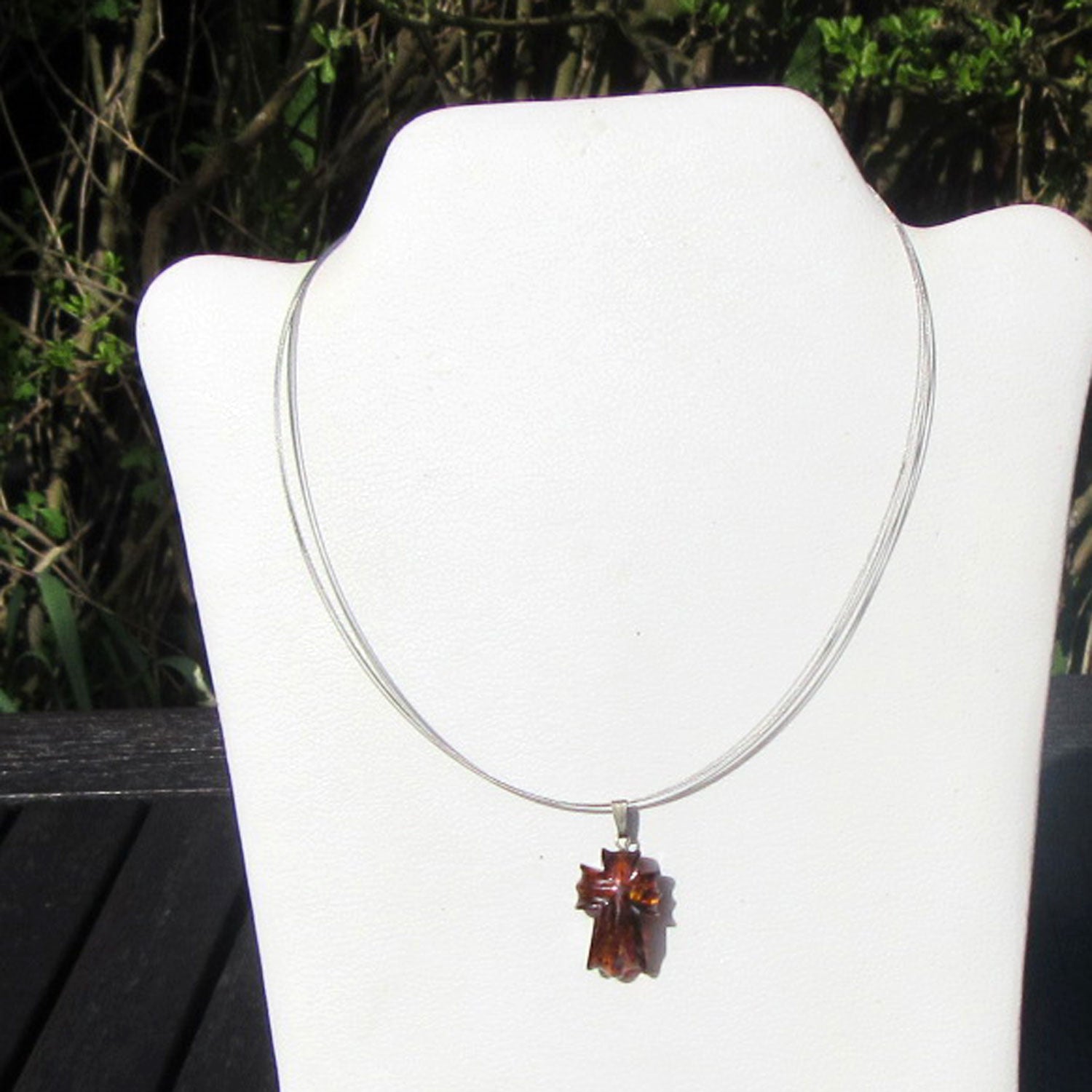 Einzigartiges Kreuz aus dunklem Bernstein mit Silberöse